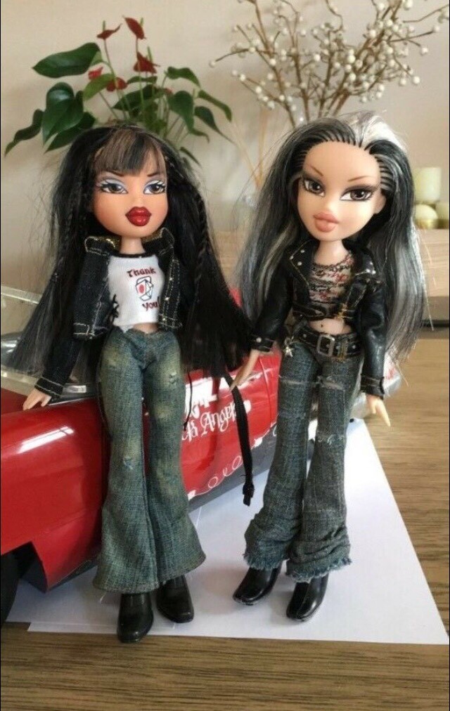 2 bratz dolls